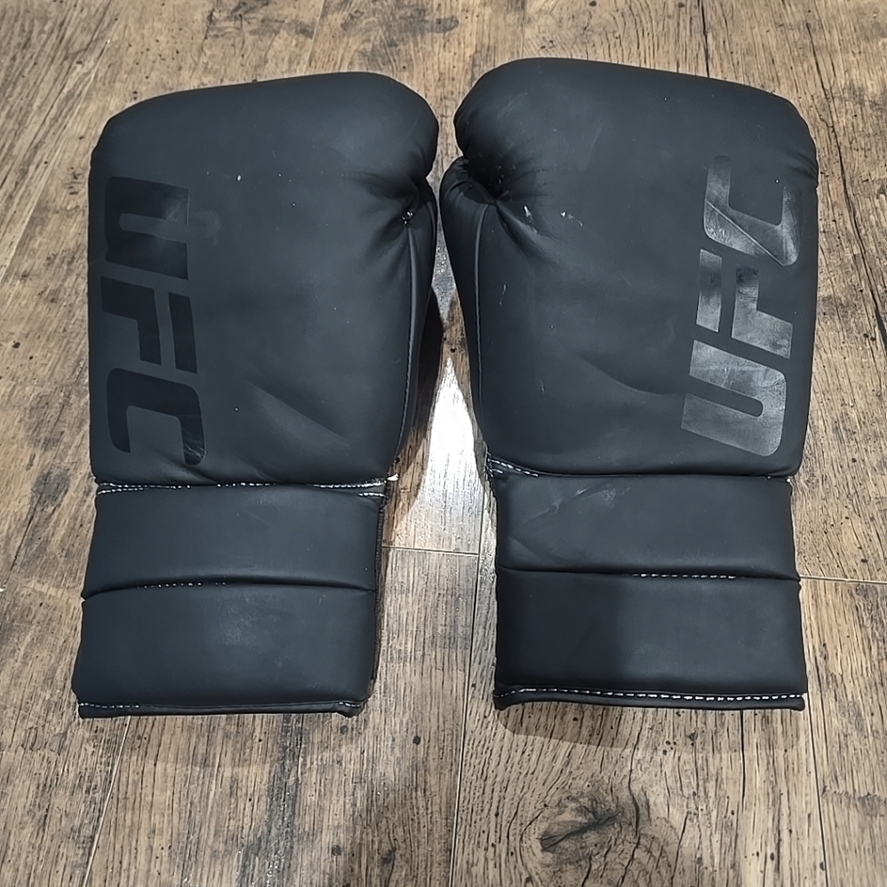 UFC boxing gloves black 16 oz